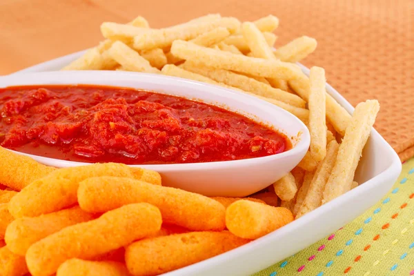 Kartoffeln, Mais-Chips in Schüssel und roter Sauce — Stockfoto