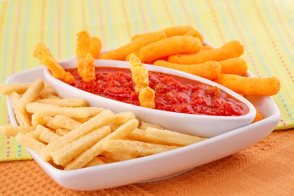 Batata, batatas fritas de milho na tigela e molho vermelho — Fotografia de Stock