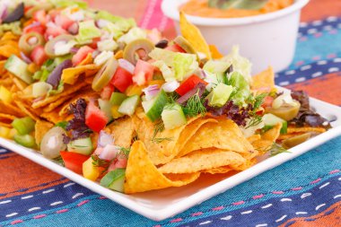 Nacho, sebze ve peynir soslu