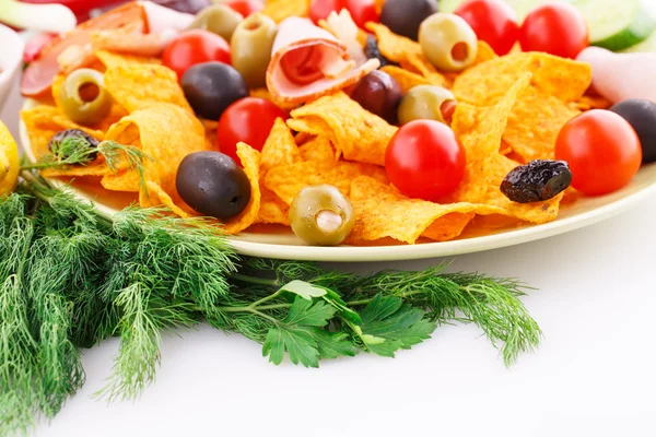 Nachos, Oliven, Schweinelende und Gemüse — Stockfoto