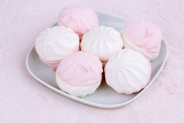 Beyaz tabakta pembe kürklü Rus tatlı zefiri ya da zephyr. Marshmallow yakın çekim resmi.