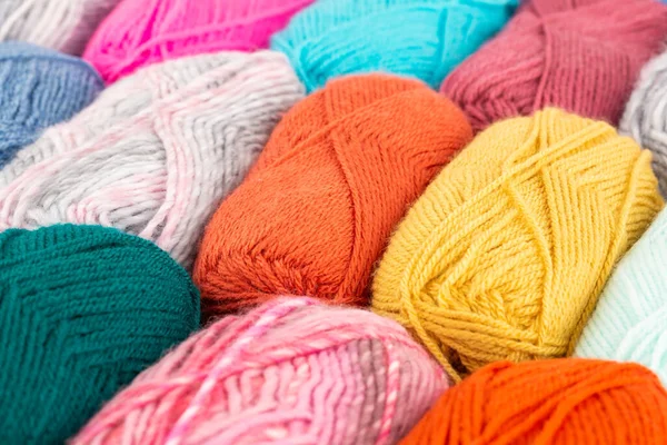 Renkli örgü ipliği yığını resmi kapatıyor..