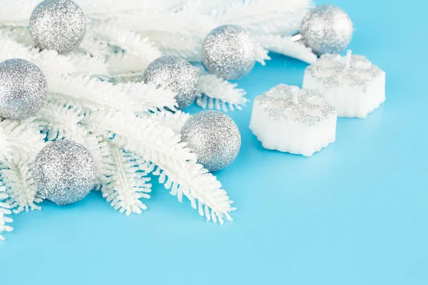 Weihnachtsschmuck Mit Grauen Kugeln Kerzen Und Weißem Tannenzweig Auf Blauem — Stockfoto