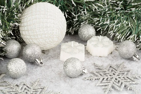 Décoration Noël Avec Guirlande Sapin Boules Bougies Sur Fond Gris — Photo