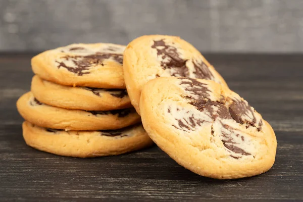 Galletas Redondas Con Chocolate Sobre Mesa Madera Negra Fondo Gris — Foto de Stock