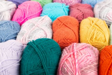 Renkli örgü ipliği yığını resmi kapatıyor..
