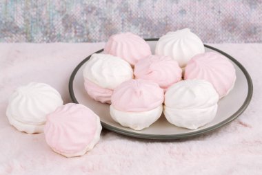 Rus tatlı zefiri ya da pembe kürk arka planında gri tabakta zephyr. Marshmallow yakın çekim resmi.