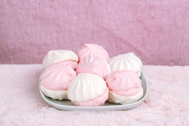 Beyaz tabakta pembe kürklü Rus tatlı zefiri ya da zephyr. Marshmallow yakın çekim resmi.