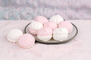 Rus tatlı zefiri ya da pembe kürk arka planında gri tabakta zephyr. Marshmallow yakın çekim resmi.