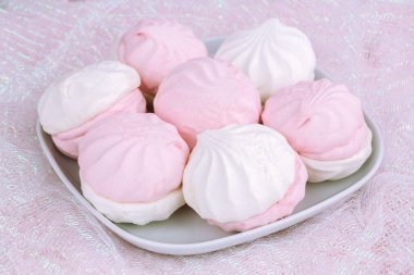 Gümüş kaplama beyaz tabakta Rus tatlı zefiri ya da zephyr. Marshmallow yakın çekim resmi.