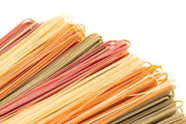 Beyaz arka planda İtalyan sebze makarnası yığını. Yatay görüş. Resmi yaklaştır.