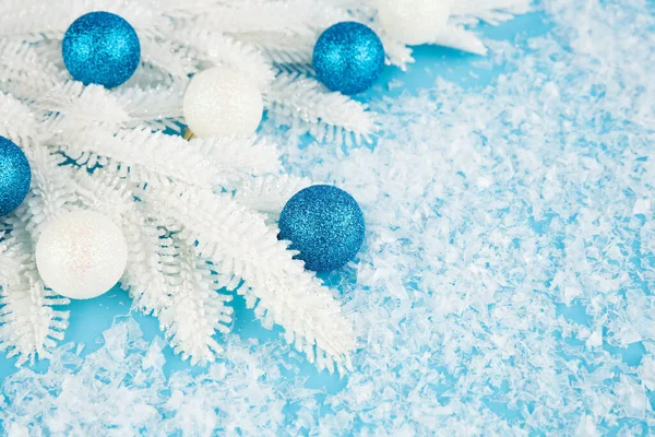 Kerstversiering Met Ballen Witte Dennenboom Tak Kunstmatige Sneeuw Achtergrond — Stockfoto