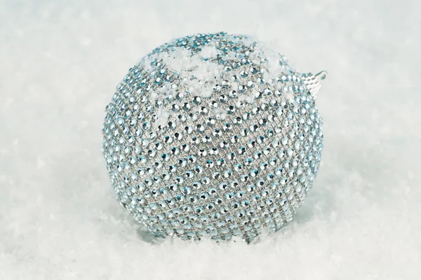 Décoration Noël Avec Boule Sur Fond Neige Artificielle — Photo