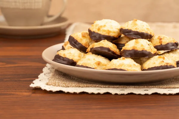 Coconut Cookies Med Choklad Beige Platta Och Kopp Trä Bakgrund — Stockfoto