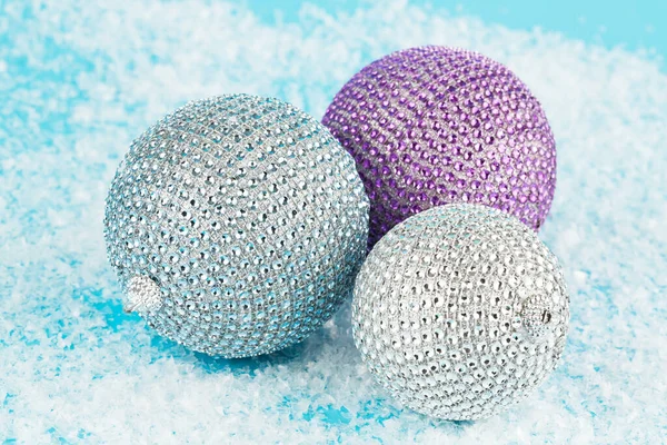 Bolas Navidad Sobre Nieve Artificial Fondo Azul —  Fotos de Stock
