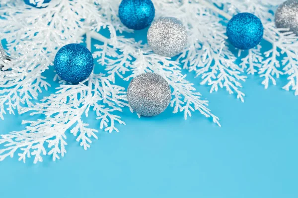 Decoração Natal Com Bolas Ramo Abeto Branco Fundo Azul — Fotografia de Stock