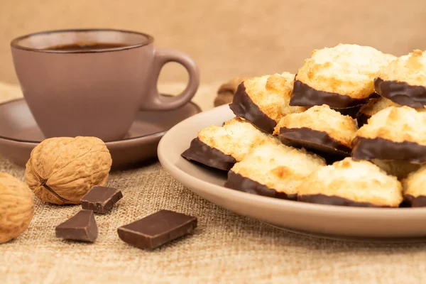 Coconut Cookies Beige Plate Cup Coffee Walnuts Chocolate Burlap Background — 图库照片