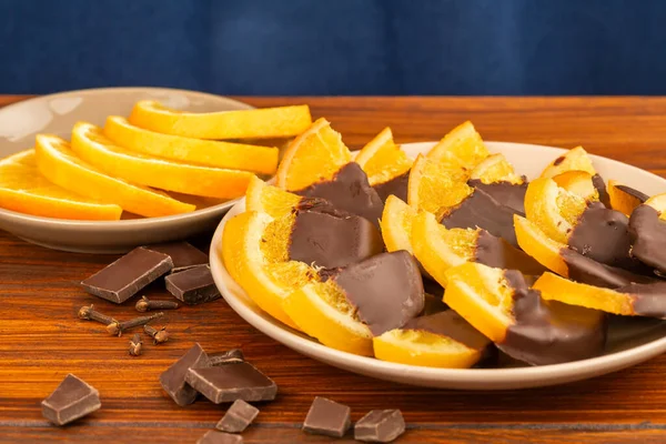 Tranches Orange Chocolat Sur Plaque Sur Fond Bois Clous Girofle — Photo