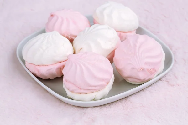 Ρωσικό Γλυκό Ζεφίρ Ζεφίρ Λευκό Πιάτο Ροζ Γούνα Φόντο Εικόνα — Φωτογραφία Αρχείου