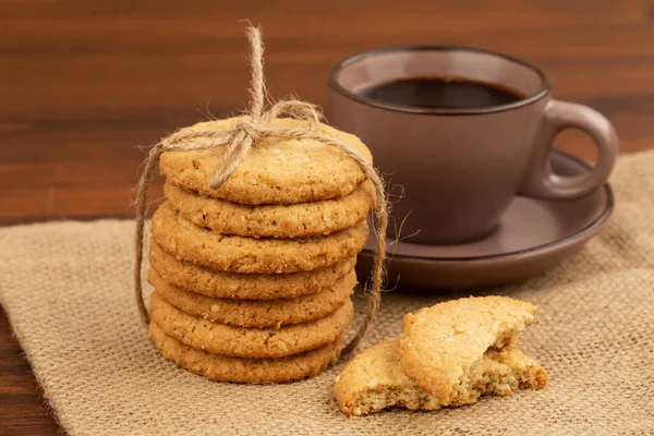 Stack Oatmeal Cookies Sesame Seeds Tied String Burlap Cloth Wooden — Stockfoto