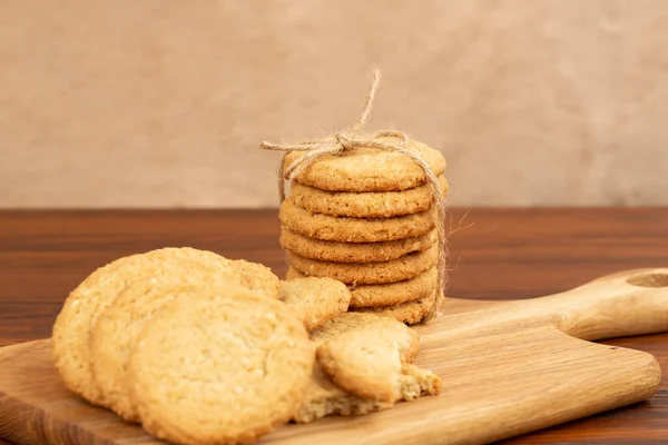 Stapel Havermoutkoekjes Met Sesamzaadjes Vastgebonden Met Koord Houten Tafel Zijaanzicht — Stockfoto