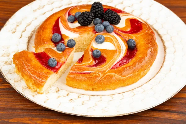 Beerenkuchen Mit Blaubeeren Und Brombeeren Auf Holzteller Auf Braunem Hintergrund — Stockfoto