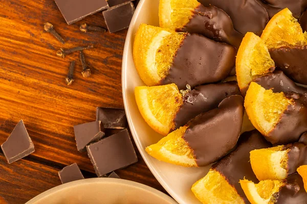 Sinaasappelschijfjes Chocolade Plaat Houten Ondergrond Grondkruidnagel — Stockfoto