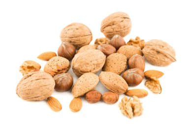 Beyaz arka planda izole edilmiş ceviz, badem ve fındık yığını.