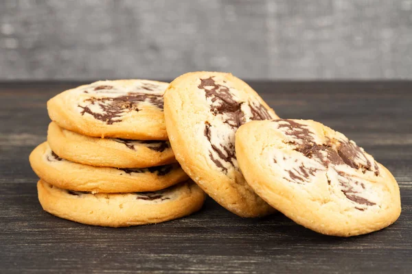 Galletas Redondas Con Chocolate Sobre Mesa Madera Negra Fondo Gris — Foto de Stock