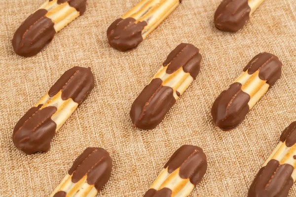 Bej Renkli Çuval Beziyle Çikolatalı Kurabiyeler Üst Yatay Görünüm — Stok fotoğraf