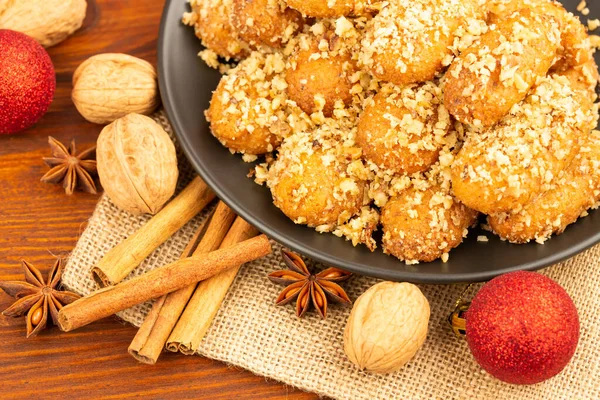 希腊和塞浦路斯的传统圣诞糖果包括美洛玛卡罗纳 肉桂棒 茴香星和木制背景的圣诞球 蜂蜜饼干 — 图库照片