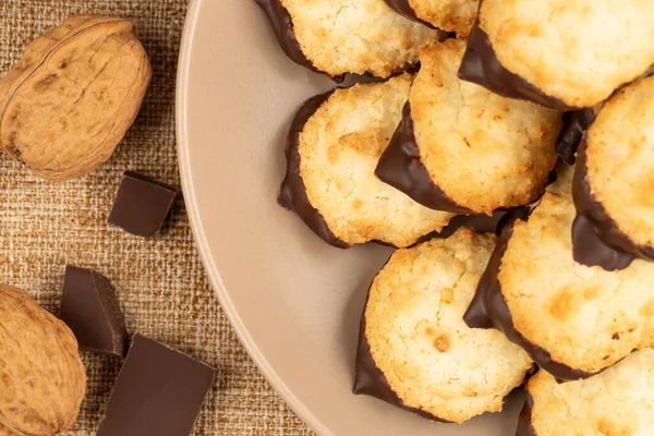 Galletas Coco Plato Beige Nueces Chocolate Sobre Fondo Arpillera — Foto de Stock