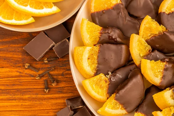 Tranches Orange Chocolat Sur Plaque Sur Fond Bois Clous Girofle — Photo