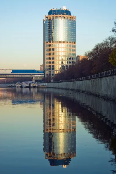 Wolkenkrabber en de reflectie — Stockfoto