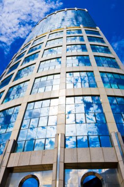 Gökdelenler Bulutlar yansımaları ile Yüksek iş gökdelen, Moskova, Rusya