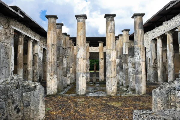 Starożytne rzymskie kolumny — Zdjęcie stockowe