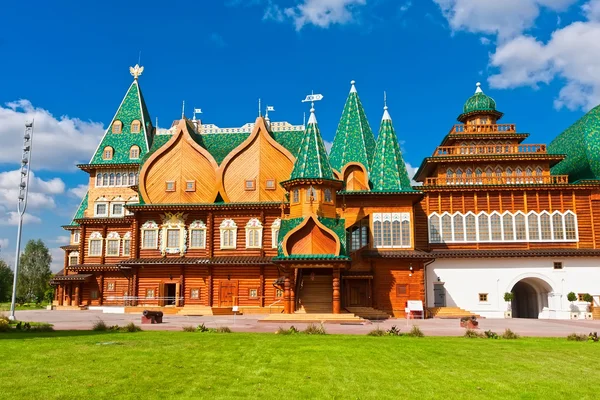 Palácio de madeira em Rússia — Fotografia de Stock