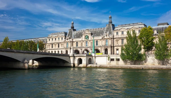 Louvre museum — Stockfoto