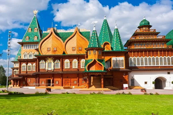 Palacio de madera en Rusia — Foto de Stock