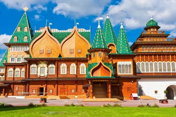 Palácio de madeira em Rússia — Fotografia de Stock