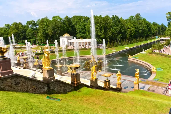 俄罗斯圣彼得堡Petrodvorets Peterhof的喷泉 — 图库照片