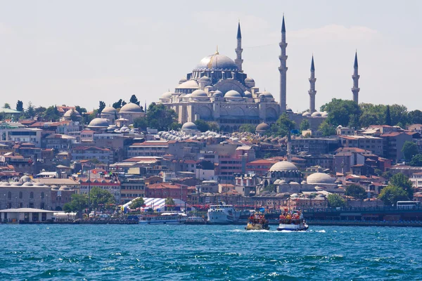 在伊斯坦布尔博斯普鲁斯海峡イスタンブールとボスポラス海峡のパノラマ — 图库照片