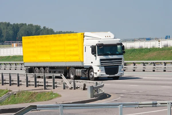 Ciężarówka na autostradzie — Zdjęcie stockowe