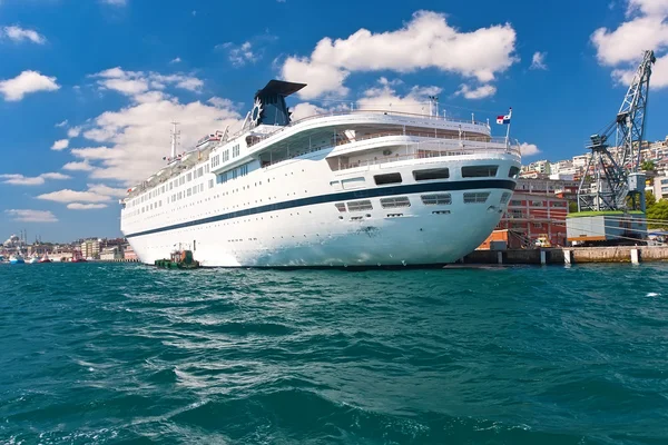 Kreuzfahrtschiff in Istanbul — Stockfoto