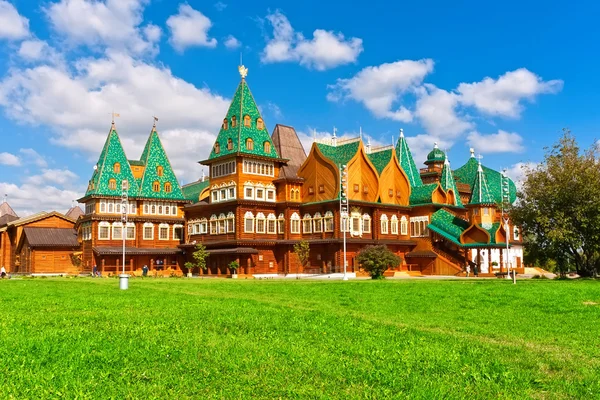 Palacio de madera en Rusia — Foto de Stock