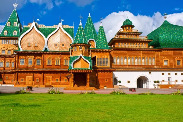 Trä palace i Ryssland — Stockfoto