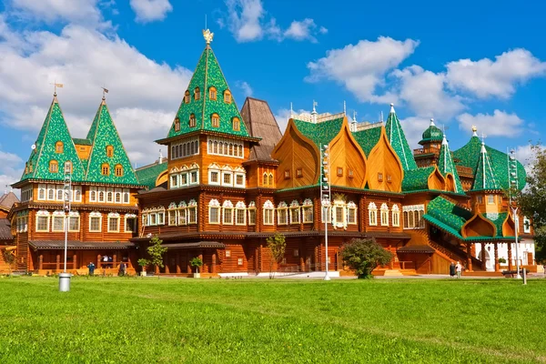 Palacio de madera en Rusia — Foto de Stock