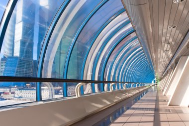 Moskova City modern ofis ve alışveriş köprüsü