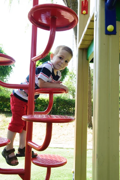 Kleiner Junge klettert auf Spielplatz — Stockfoto