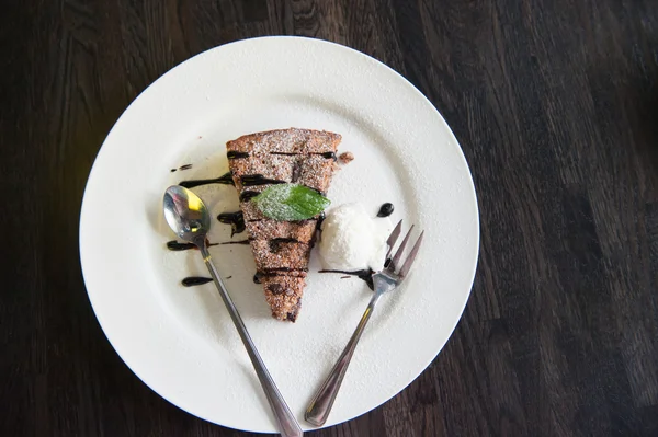 Chocolate pie piece wth ice cream and spearmint leaf — Stock Photo, Image